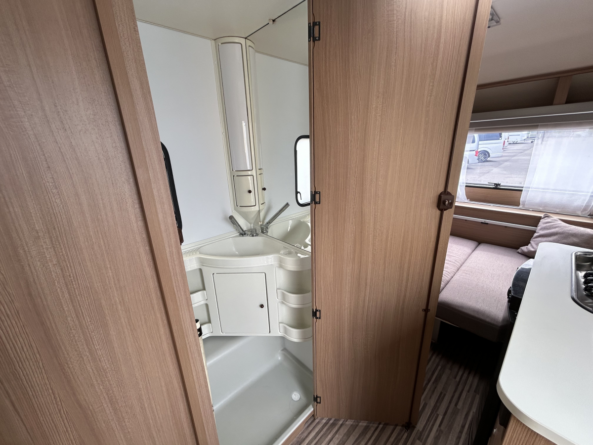 ADRIA AVIVA 370 DD 普通車免許でけん引できる軽量でマルチなトレーラー!の画像