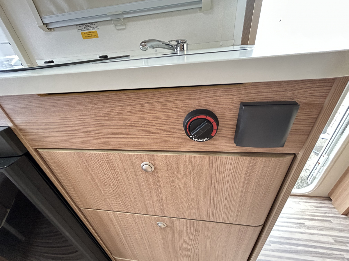ADRIA AVIVA 370 DD 普通車免許でけん引できる軽量でマルチなトレーラー!の画像