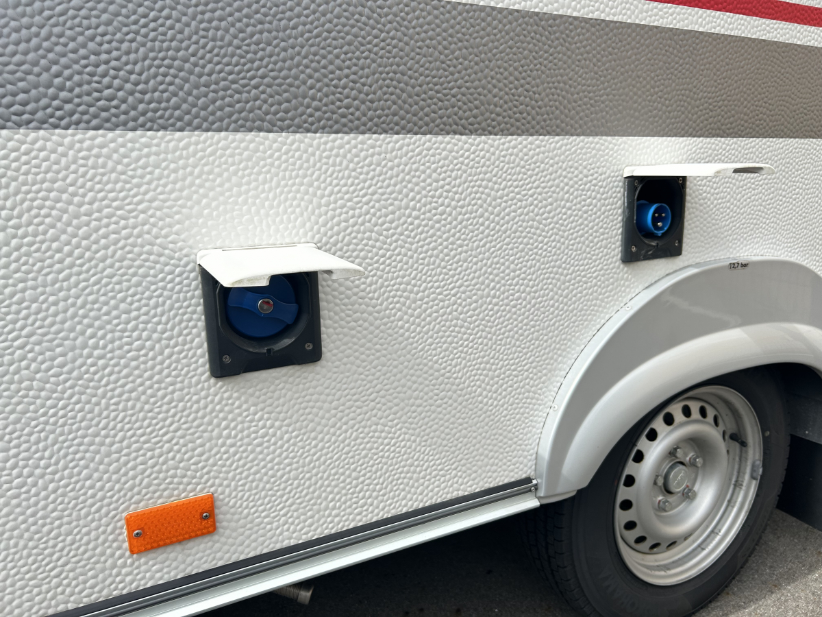 ADRIA AVIVA 370 DD 普通車免許でけん引できる軽量でマルチなトレーラー!の画像