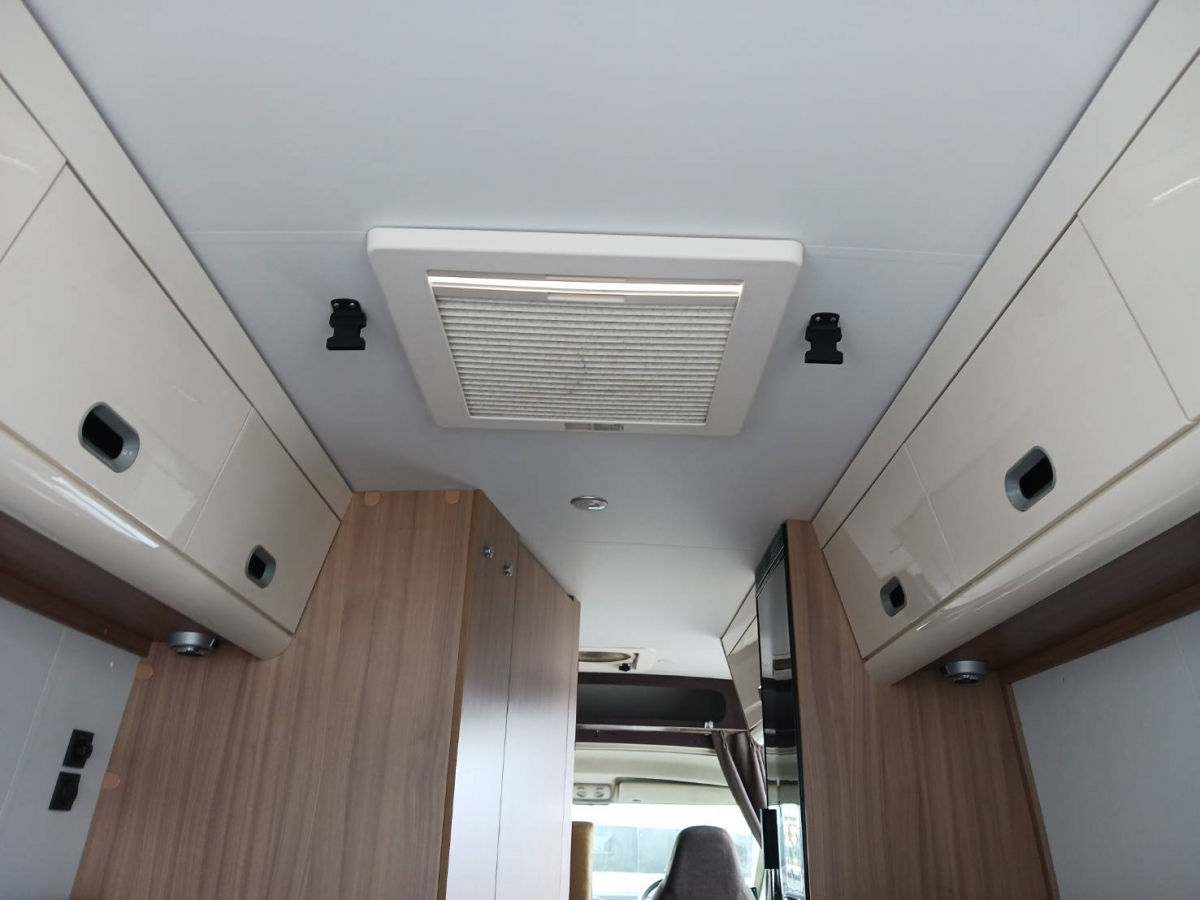 ADRIA SUN LIVING V Series V 65SL リアベッド広々のデュカトバンベースのキャンピングの画像