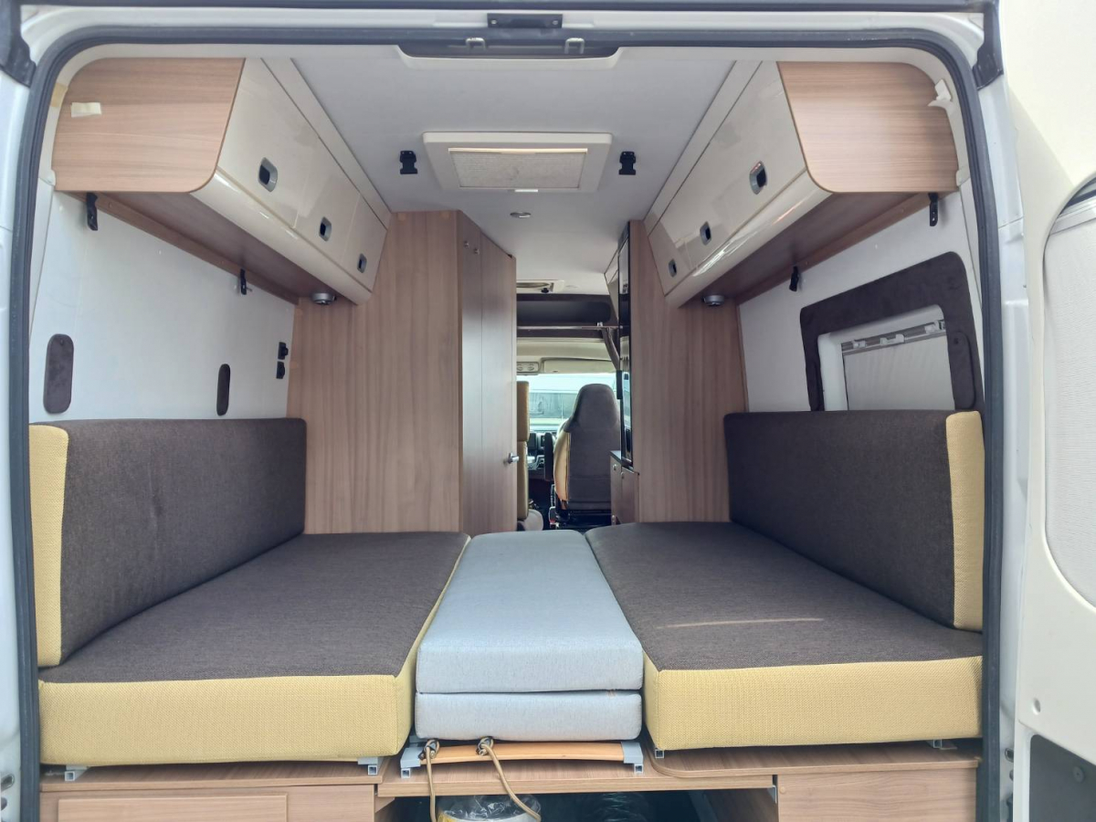 ADRIA SUN LIVING V Series V 65SL リアベッド広々のデュカトバンベースのキャンピングの画像