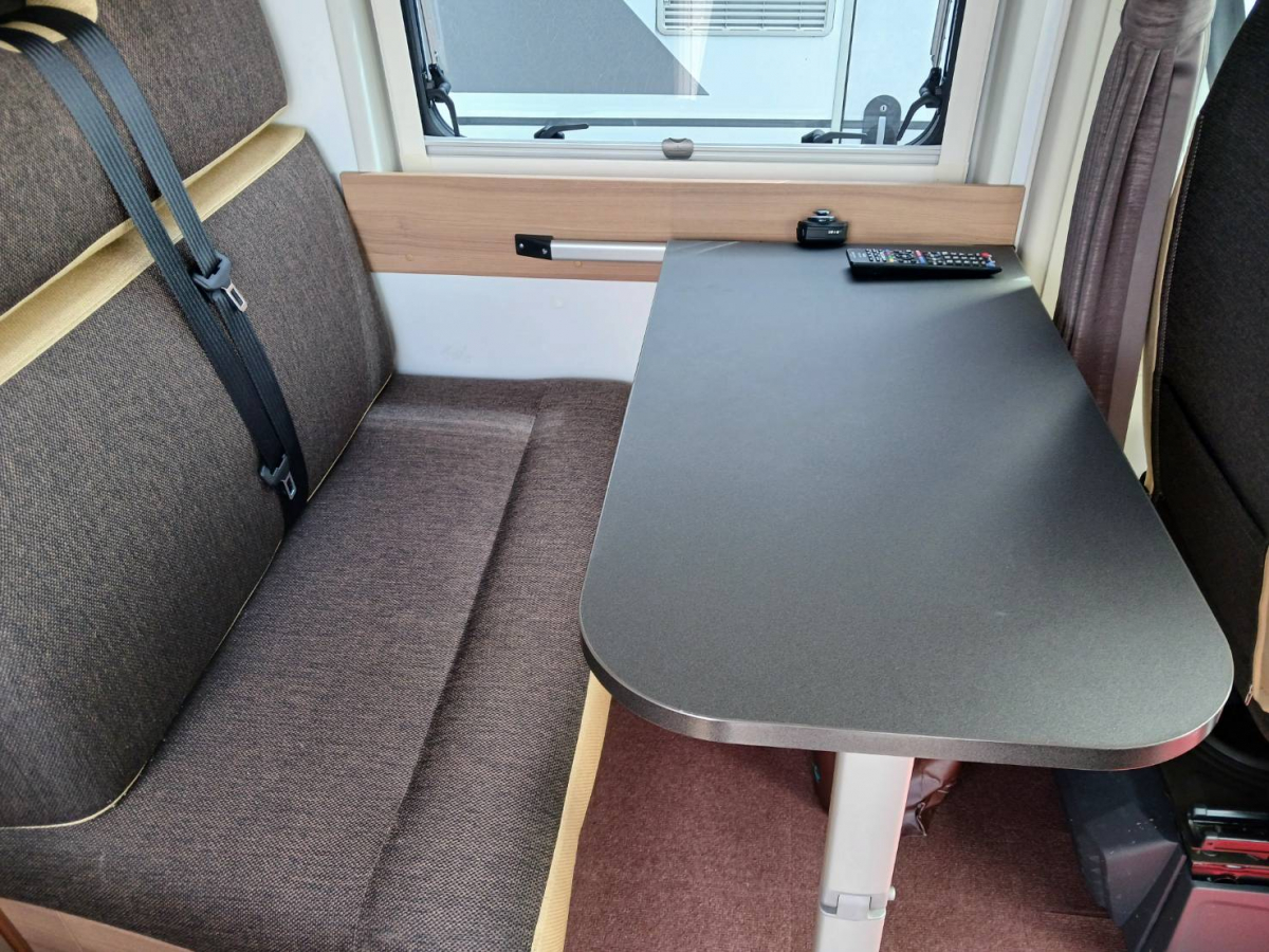 ADRIA SUN LIVING V Series V 65SL リアベッド広々のデュカトバンベースのキャンピングの画像