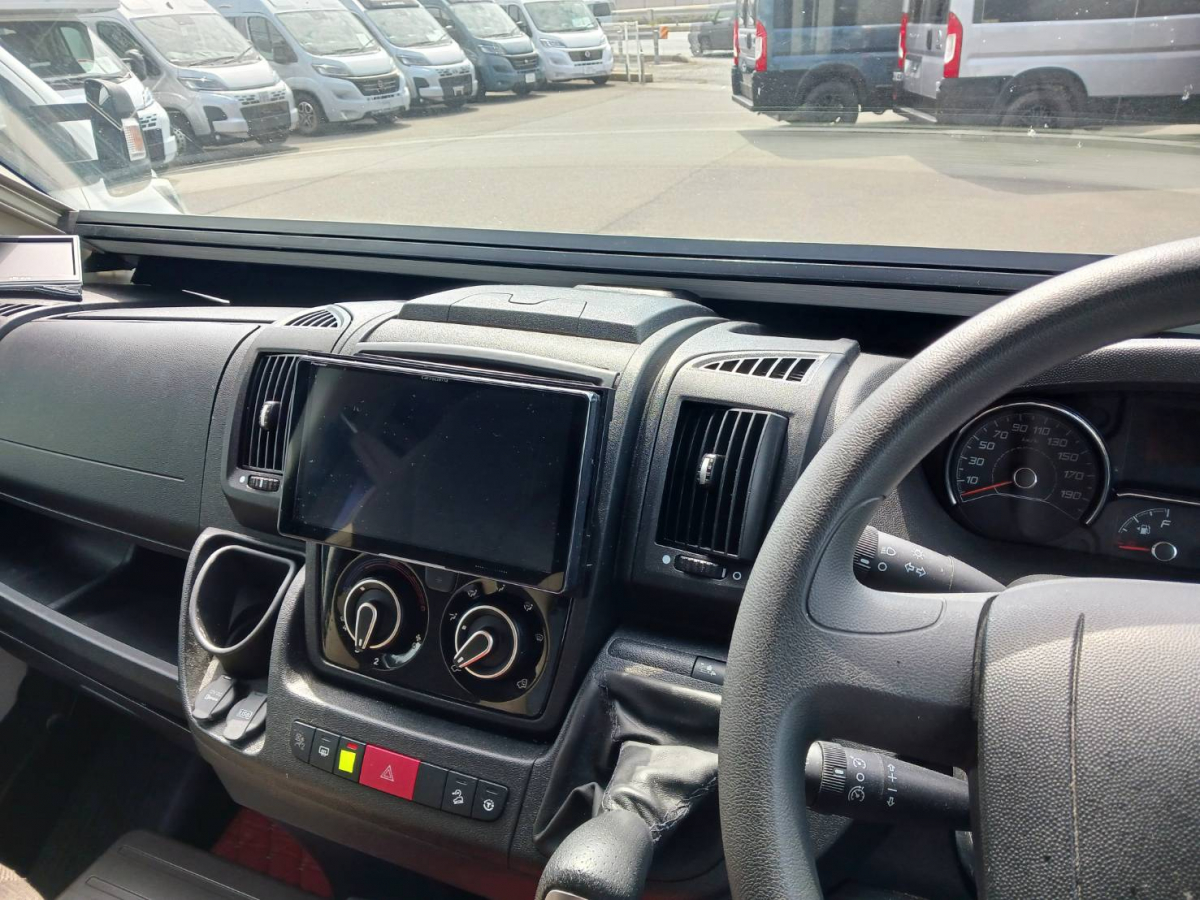 ADRIA SUN LIVING V Series V 65SL リアベッド広々のデュカトバンベースのキャンピングの画像