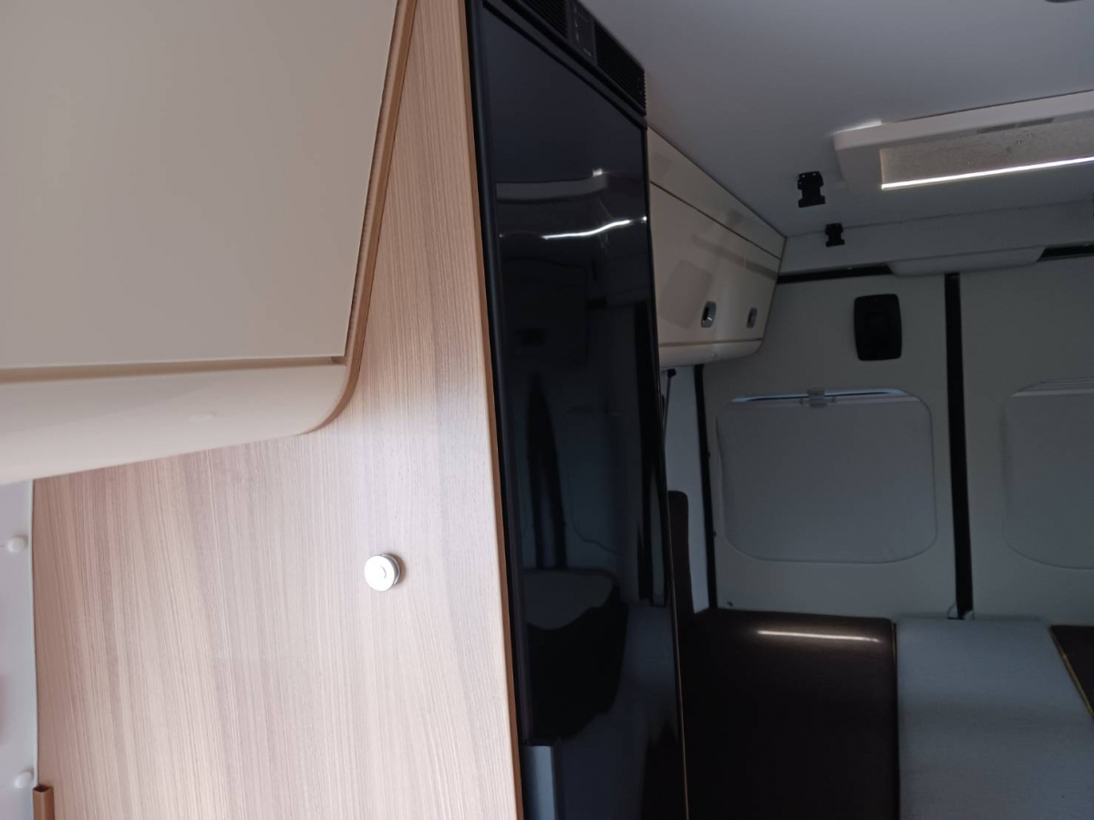 ADRIA SUN LIVING V Series V 65SL リアベッド広々のデュカトバンベースのキャンピングの画像