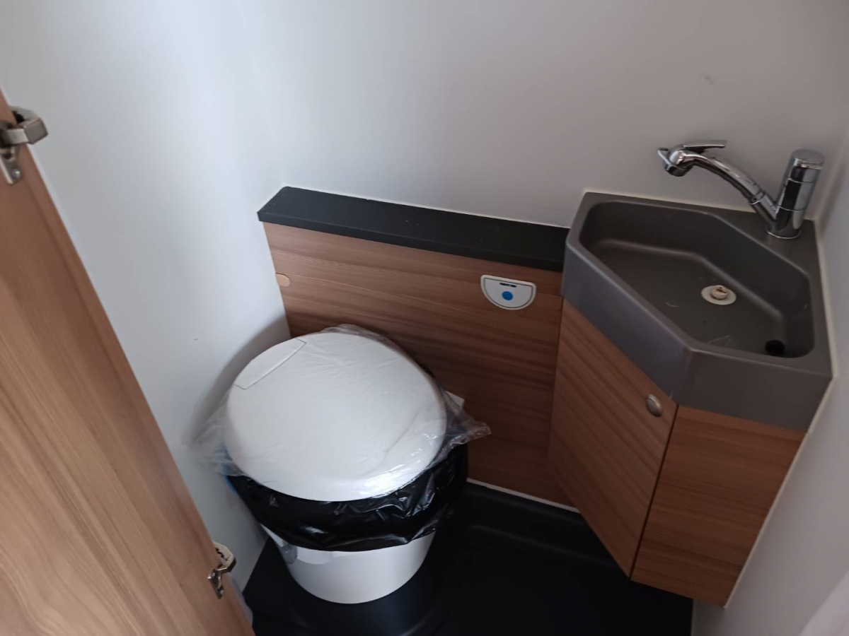 ADRIA SUN LIVING V Series V 65SL リアベッド広々のデュカトバンベースのキャンピングの画像
