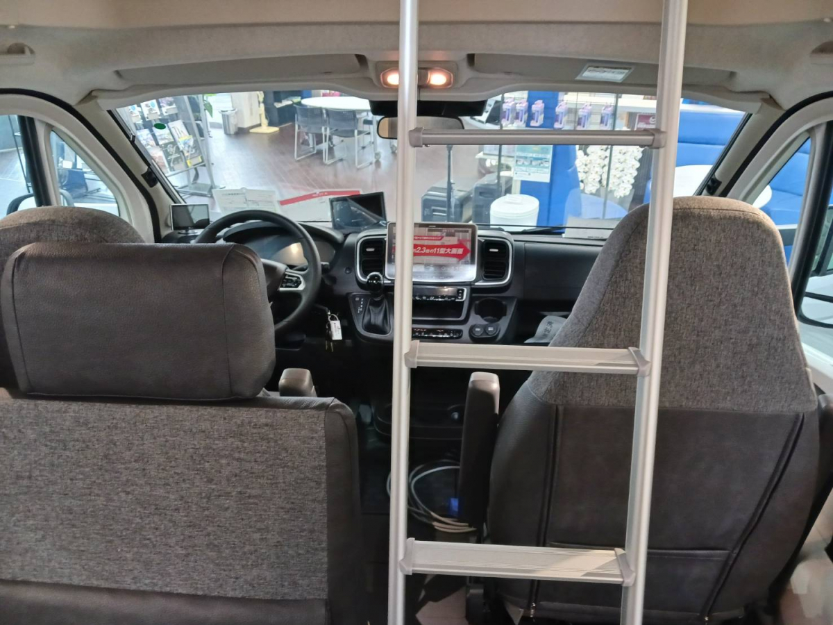 SUN LIVING A 75DP 6人乗車、6人就寝のファミリー向け輸入モーターホームの画像