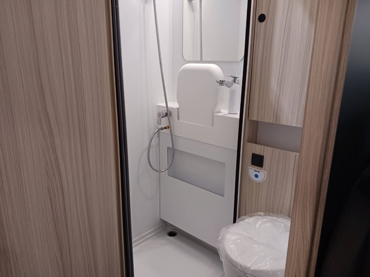 SUN LIVING A 75DP 6人乗車、6人就寝のファミリー向け輸入モーターホームの画像