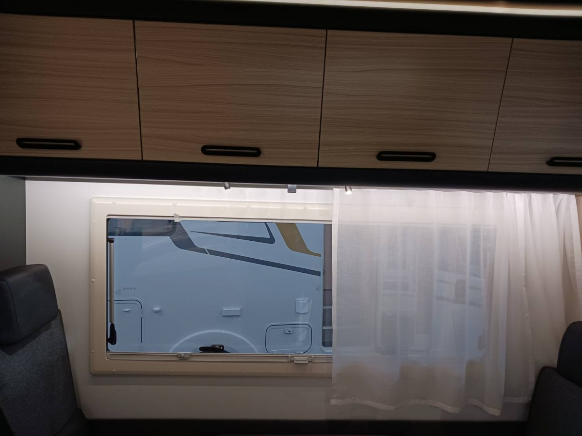 SUN LIVING A 75DP 6人乗車、6人就寝のファミリー向け輸入モーターホームの画像