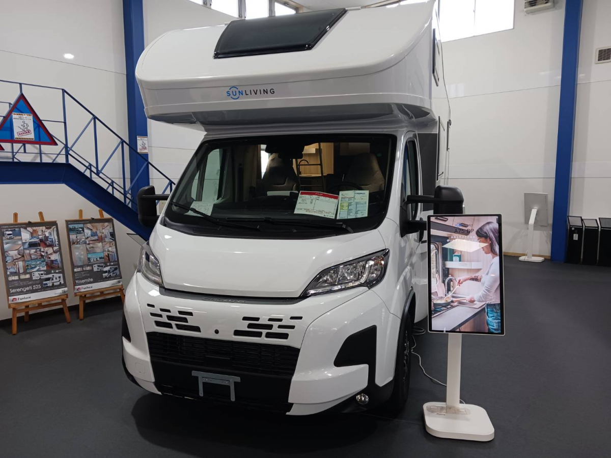 SUN LIVING A 75DP 6人乗車、6人就寝のファミリー向け輸入モーターホームの画像