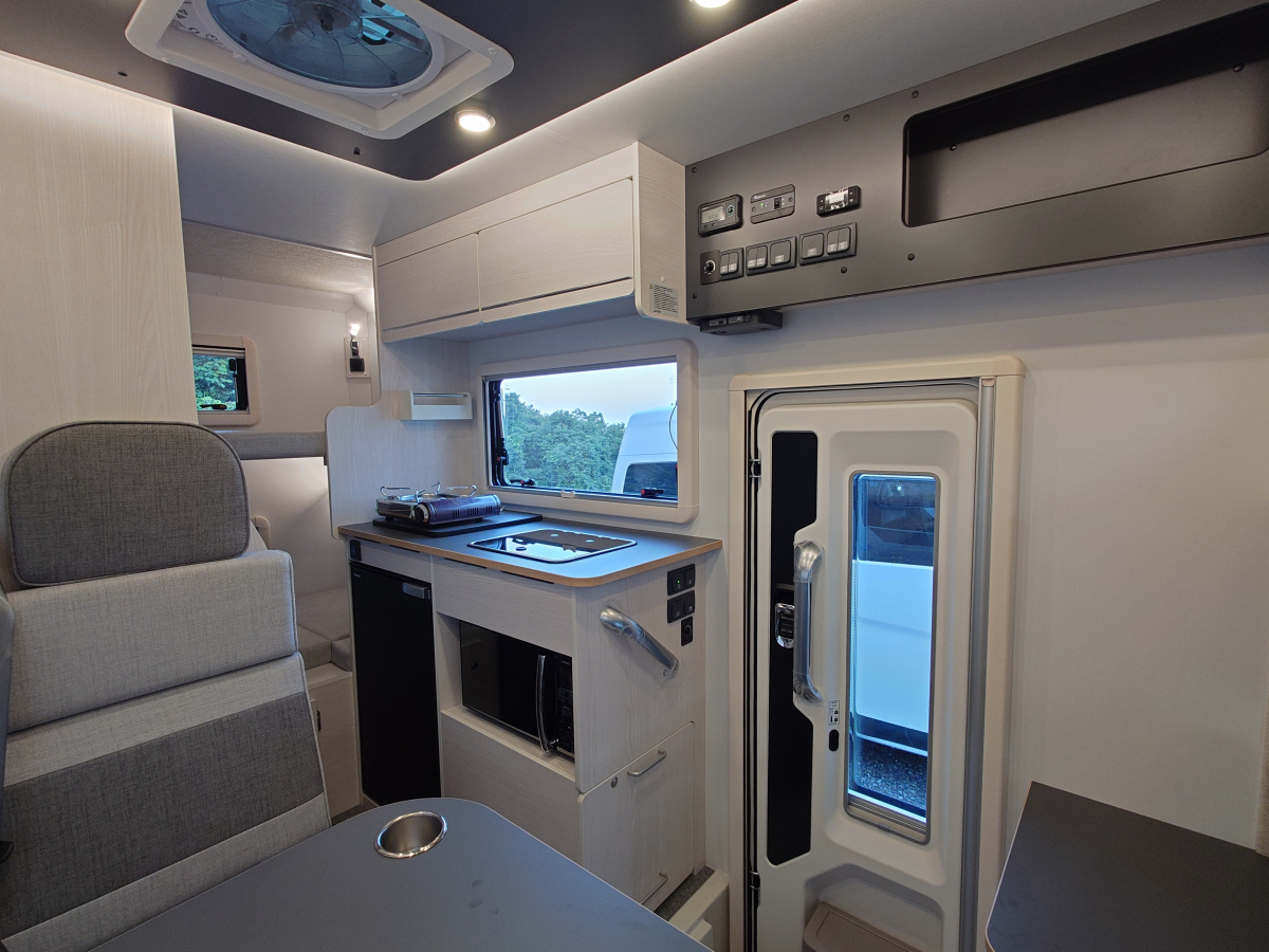 アネックス LIBERTY 50DB 2WDガソリン車、普通免許で運転可能!5m×2m以内の駐車場に駐車できるコンパクトキャブコン!の画像