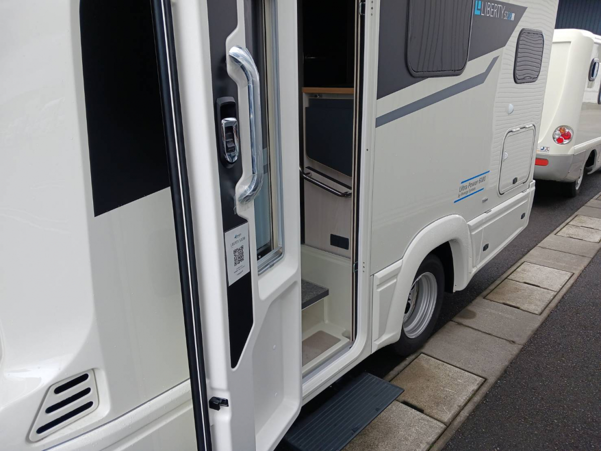 アネックス LIBERTY 52DB i_ExtraPower2400 ユーザー様大満足キャブコンのリバティ52DBiの画像