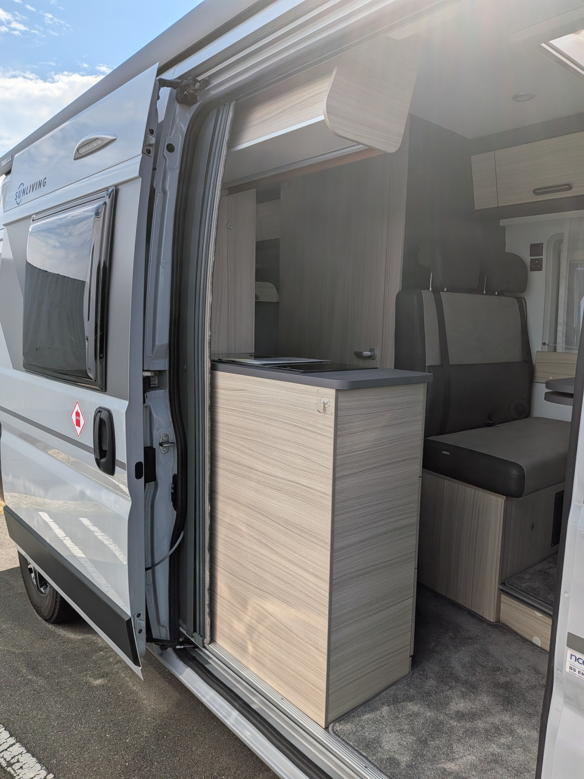 SUN LIVING V 60SP FAMILY SUN LIVING V60Familyが入庫しました。リアの2段ベッドが大きな特徴です。モデルは2023～2024シリーズの9AT車両です。の画像