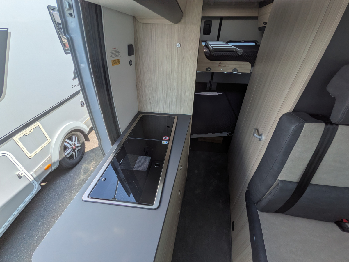 SUN LIVING V 60SP FAMILY SUN LIVING V60Familyが入庫しました。リアの2段ベッドが大きな特徴です。モデルは2023～2024シリーズの9AT車両です。の画像