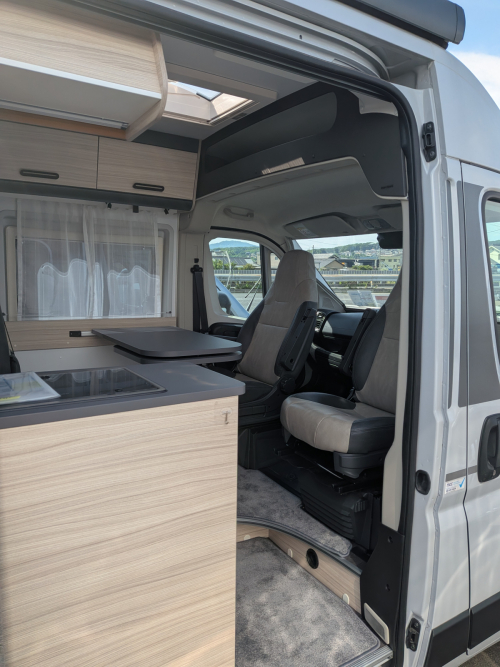  SUN LIVING V 60SP FAMILY SUN LIVING V60Familyが入庫しました。リアの2段ベッドが大きな特徴です。モデルは2023～2024シリーズの9AT車両です。の他画像4枚目