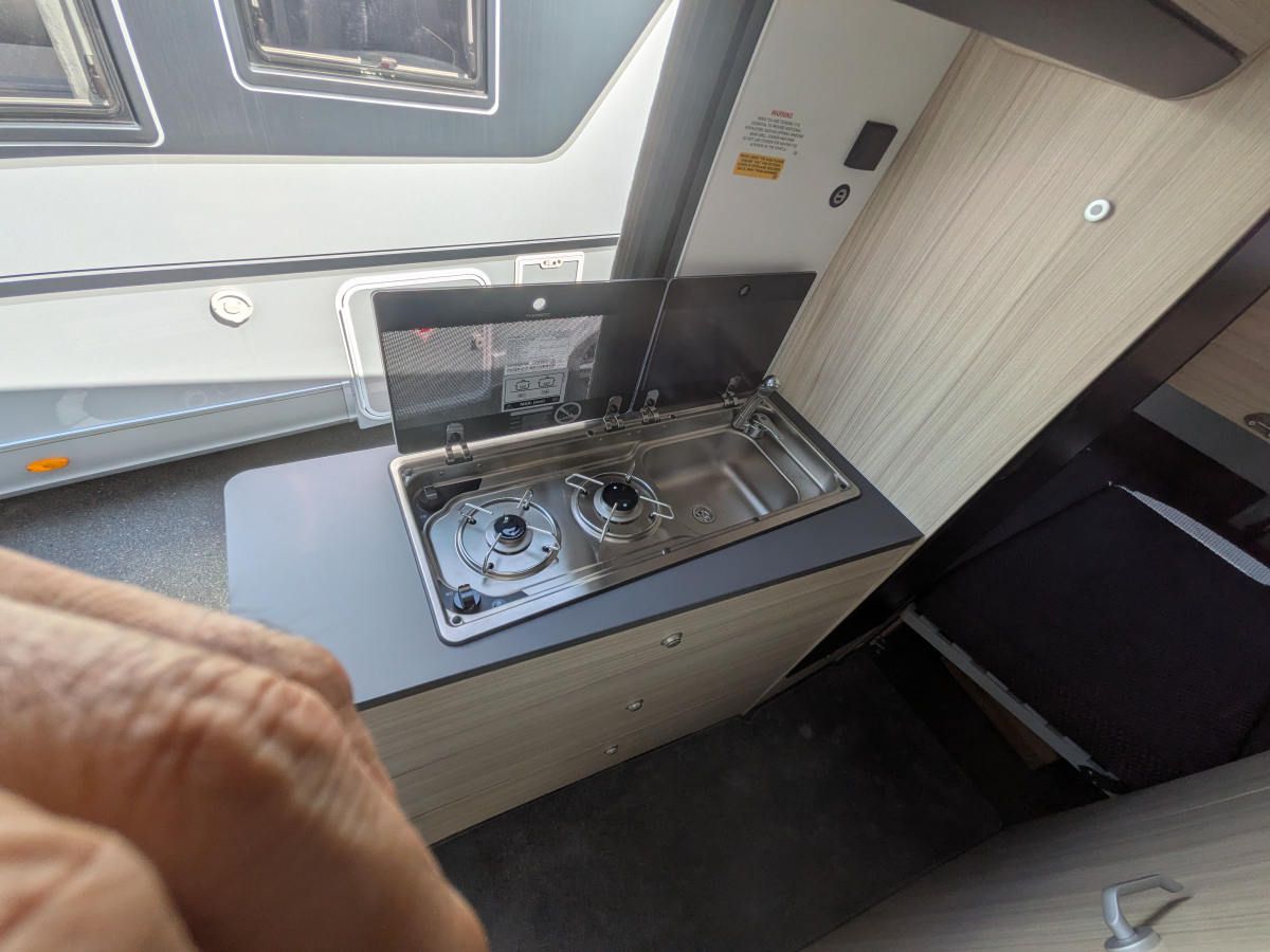 SUN LIVING V 60SP FAMILY SUN LIVING V60Familyが入庫しました。リアの2段ベッドが大きな特徴です。モデルは2023～2024シリーズの9AT車両です。の画像