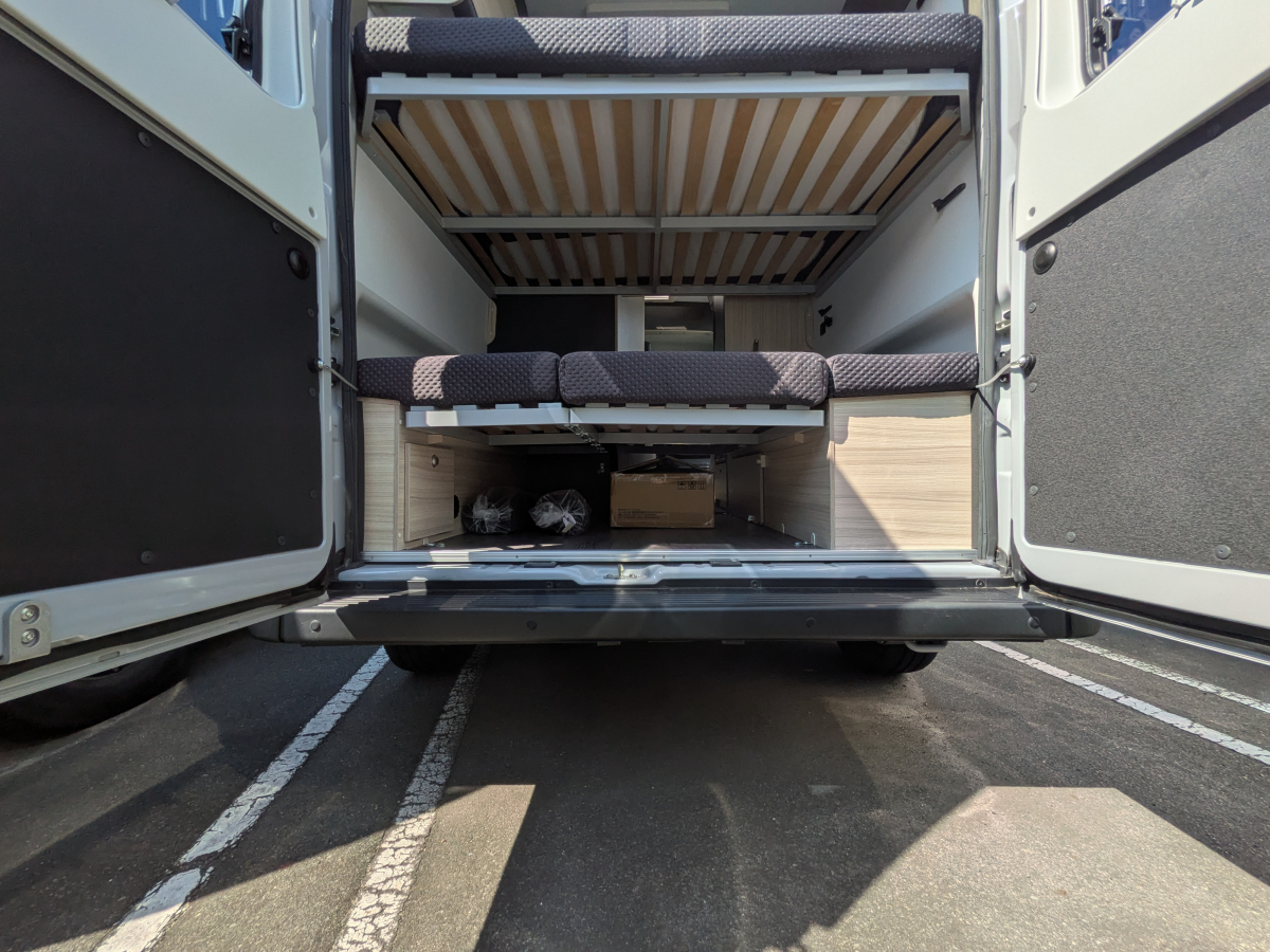 SUN LIVING V 60SP FAMILY SUN LIVING V60Familyが入庫しました。リアの2段ベッドが大きな特徴です。モデルは2023～2024シリーズの9AT車両です。の画像