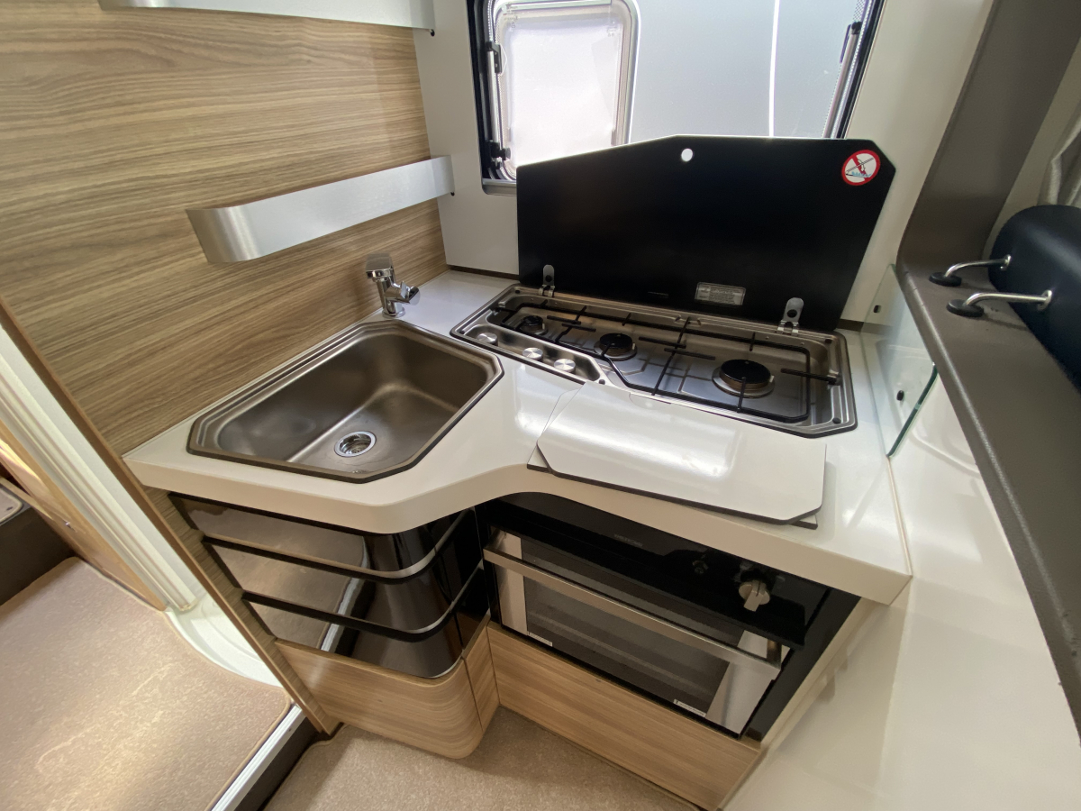 ADRIA SONIC SUPREME  走り出した瞬間、世界が広がる。圧倒的な視界と暮らす、モーター別荘、SONIC  SUPREME 710 SL。の画像