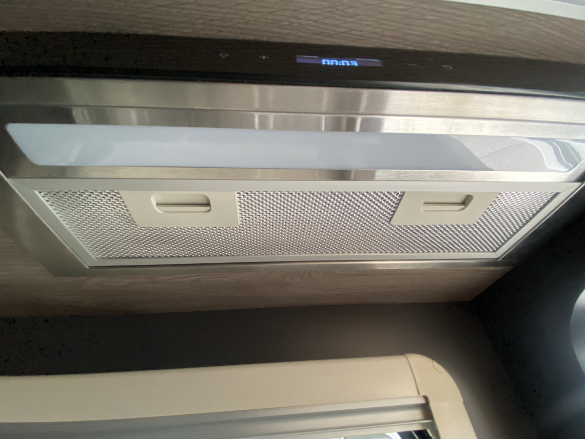 アネックス LIBERTY 52DB i_UltraPower4800_ブラックライン マットブラックの静寂。上質で洗練されたシックな空間が、あなたの旅路を特別な時間に変える!の画像