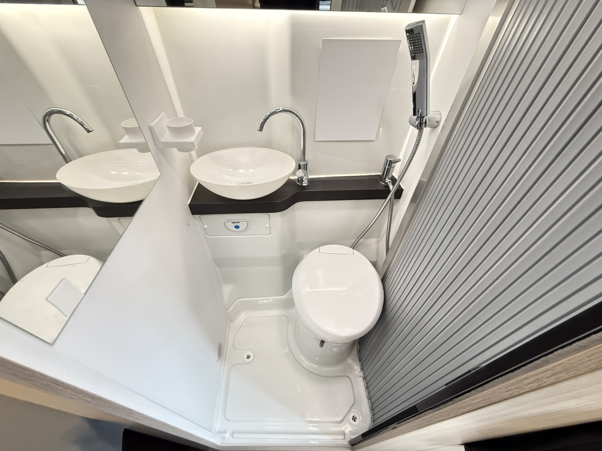 ADRIA TWIN PLUS 540 SP 希少なボディカラー「レッド」機動性に長けたTWIN PLUS 540 SPの画像