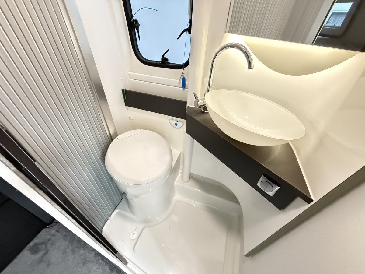 ADRIA TWIN SUPREME 640 SLB 充実オプション装備!の画像
