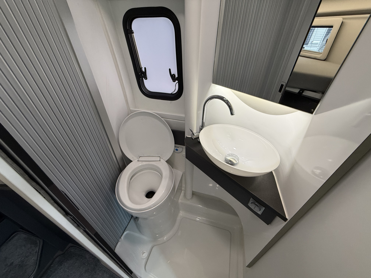 ADRIA TWIN SUPREME 640 SLB 優雅なふたり旅を演出してくれますの画像
