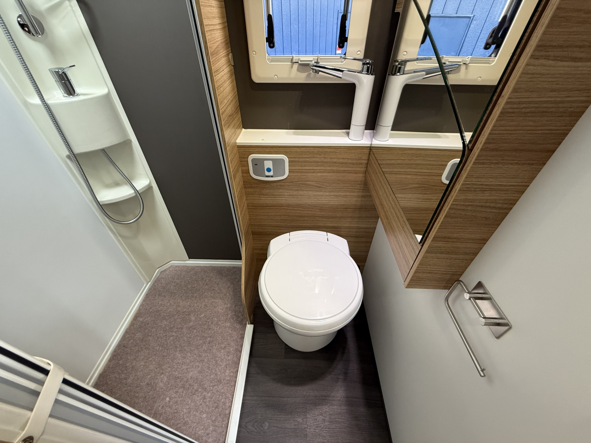 ADRIA SONIC AXESS 600 SL 希少な7mサイズ!右ハンドルのSONICですの画像