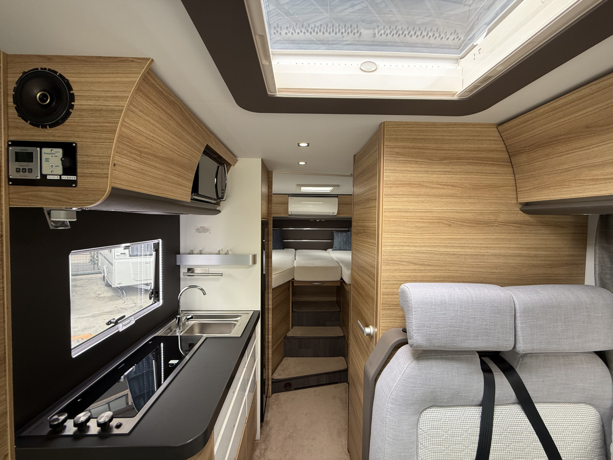 ADRIA SONIC AXESS 600 SL 希少な7mサイズ!右ハンドルのSONICですの画像