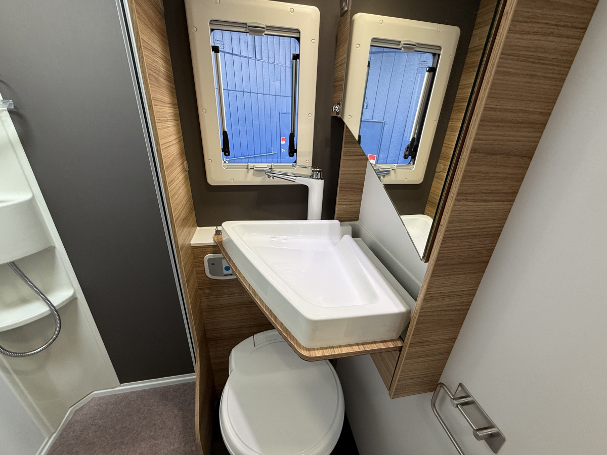 ADRIA SONIC AXESS 600 SL 希少な7mサイズ!右ハンドルのSONICですの画像