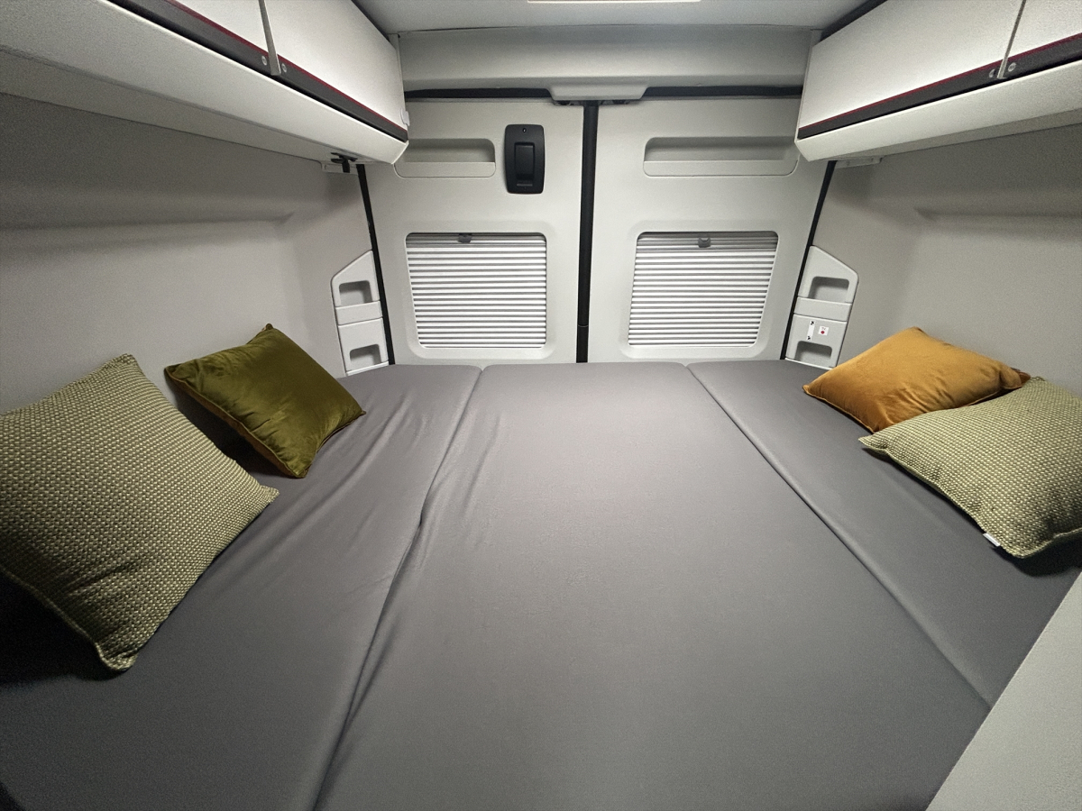 ADRIA TWIN SPORTS 600 SPB 家庭用エアコン装備済、取り回ししやすい600サイズ、4名就寝のポップアップルーフモデルの画像