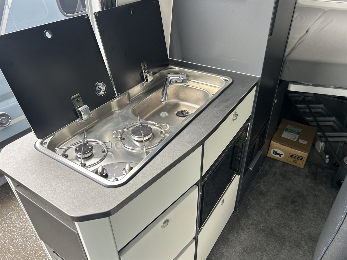 ADRIA TWIN SPORTS 600 SPB 家庭用エアコン装備済、取り回ししやすい600サイズ、4名就寝のポップアップルーフモデルの画像