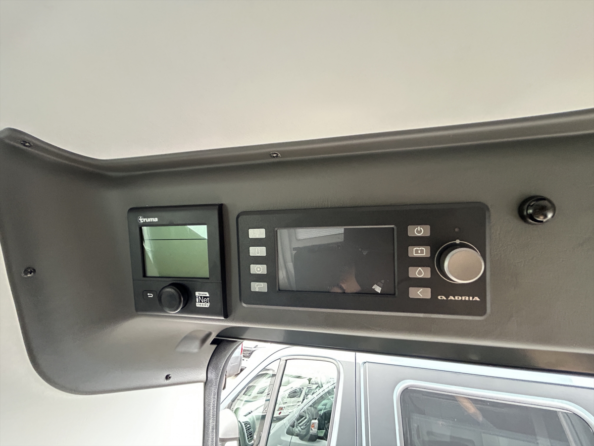 ADRIA TWIN SPORTS 600 SPB 家庭用エアコン装備済、取り回ししやすい600サイズ、4名就寝のポップアップルーフモデルの画像