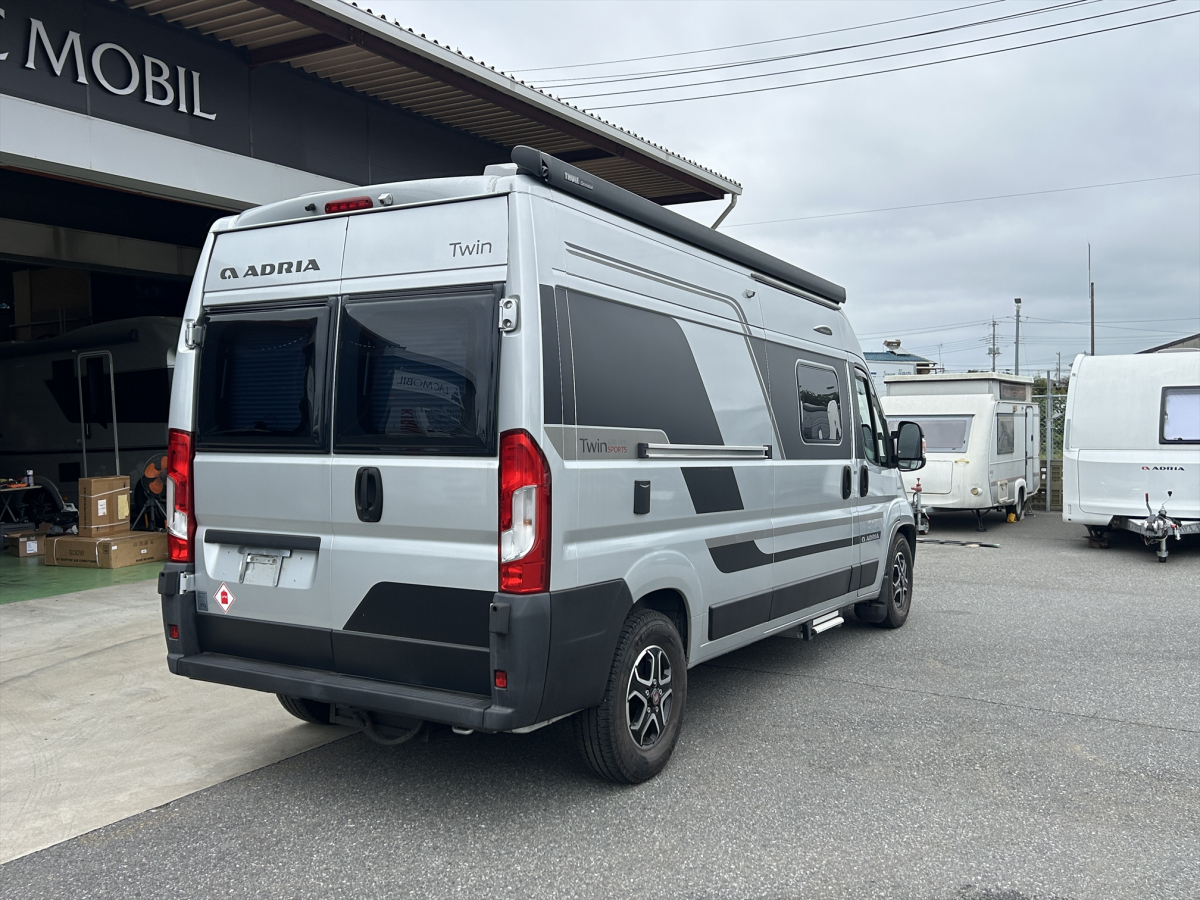 ADRIA TWIN SPORTS 600 SPB 家庭用エアコン装備済、取り回ししやすい600サイズ、4名就寝のポップアップルーフモデルの画像