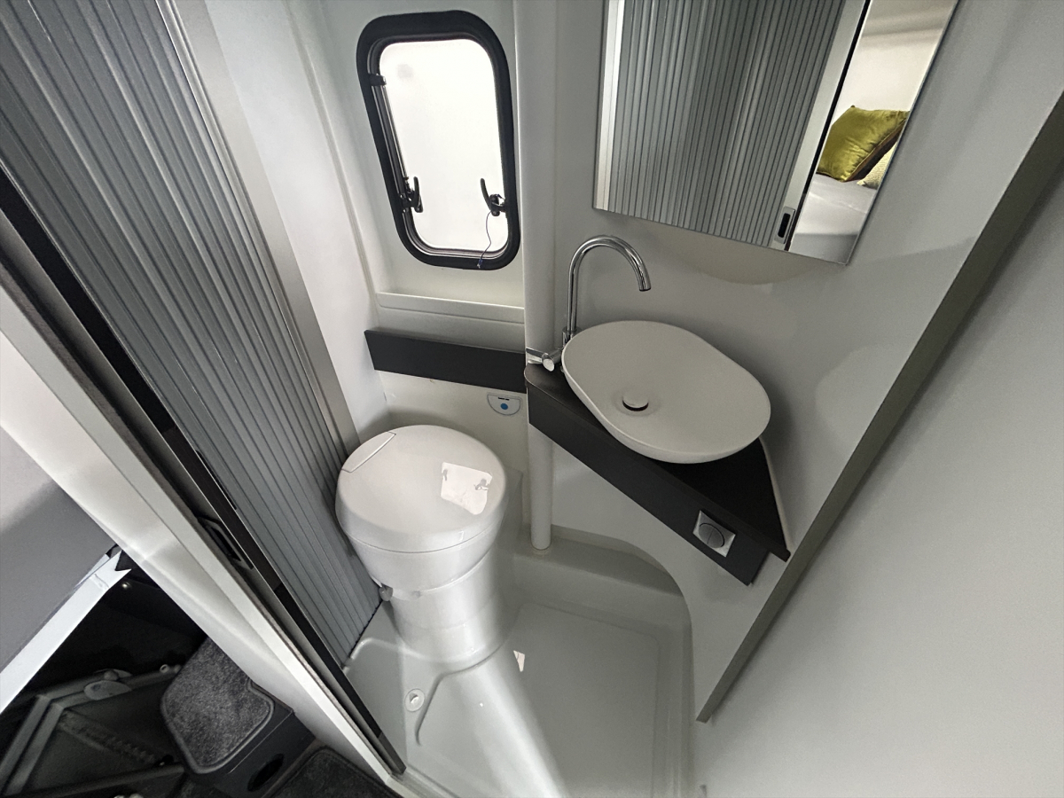 ADRIA TWIN SPORTS 600 SPB 家庭用エアコン装備済、取り回ししやすい600サイズ、4名就寝のポップアップルーフモデルの画像