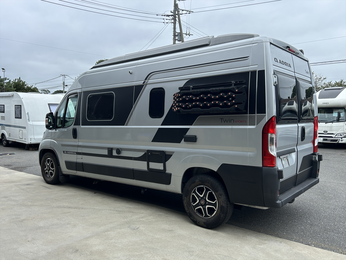ADRIA TWIN SPORTS 600 SPB 家庭用エアコン装備済、取り回ししやすい600サイズ、4名就寝のポップアップルーフモデルの画像