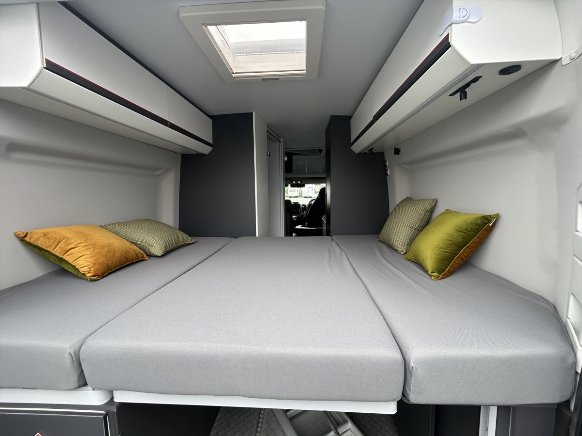 ADRIA TWIN SPORTS 600 SPB 家庭用エアコン装備済、取り回ししやすい600サイズ、4名就寝のポップアップルーフモデルの画像