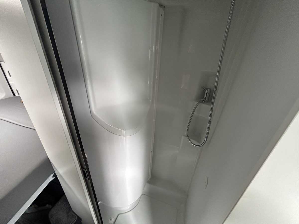 ADRIA TWIN SPORTS 600 SPB 家庭用エアコン装備済、取り回ししやすい600サイズ、4名就寝のポップアップルーフモデルの画像