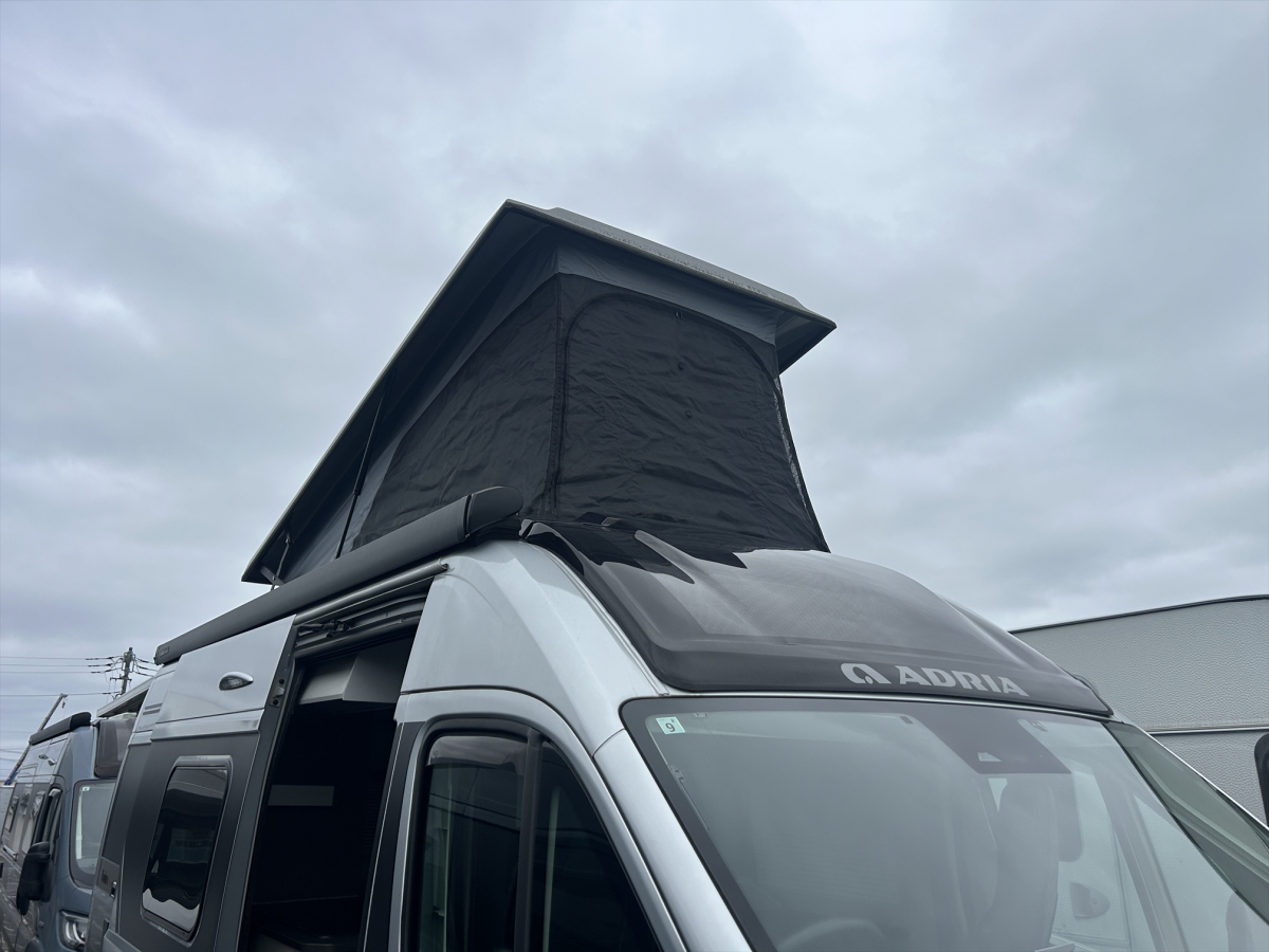 ADRIA TWIN SPORTS 600 SPB 家庭用エアコン装備済、取り回ししやすい600サイズ、4名就寝のポップアップルーフモデルの画像
