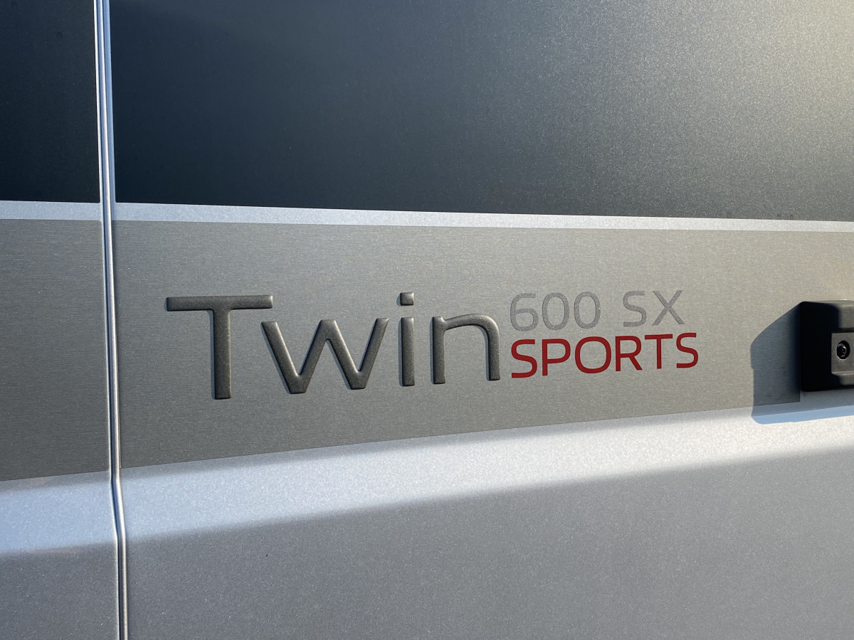 ADRIA TWIN SPORTS 600 SX 2人のロマンから、家族の冒険へ。ポップアップが広げる新しい旅のカタチ。の画像