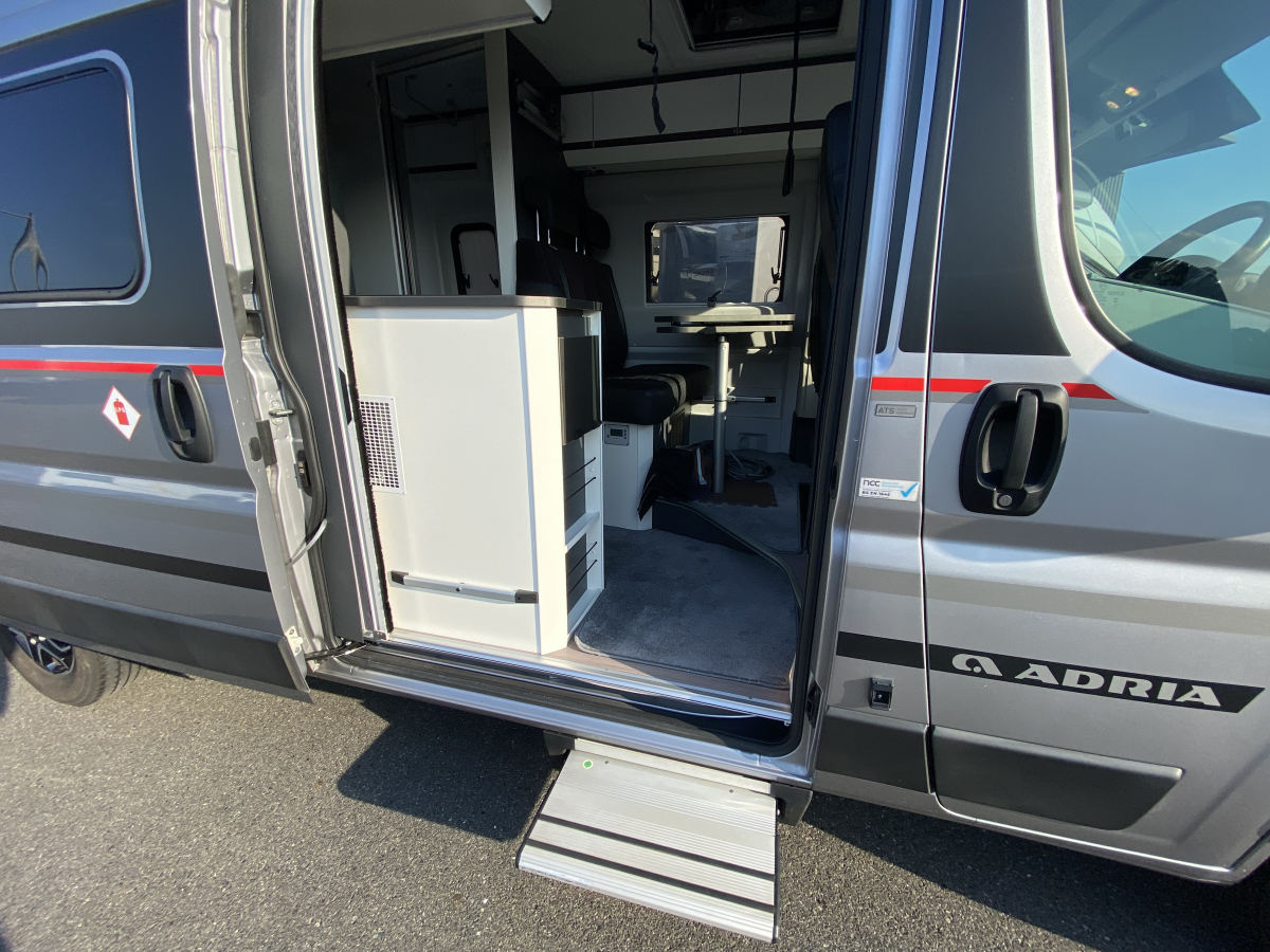 ADRIA TWIN SPORTS 600 SX 2人のロマンから、家族の冒険へ。ポップアップが広げる新しい旅のカタチ。の画像