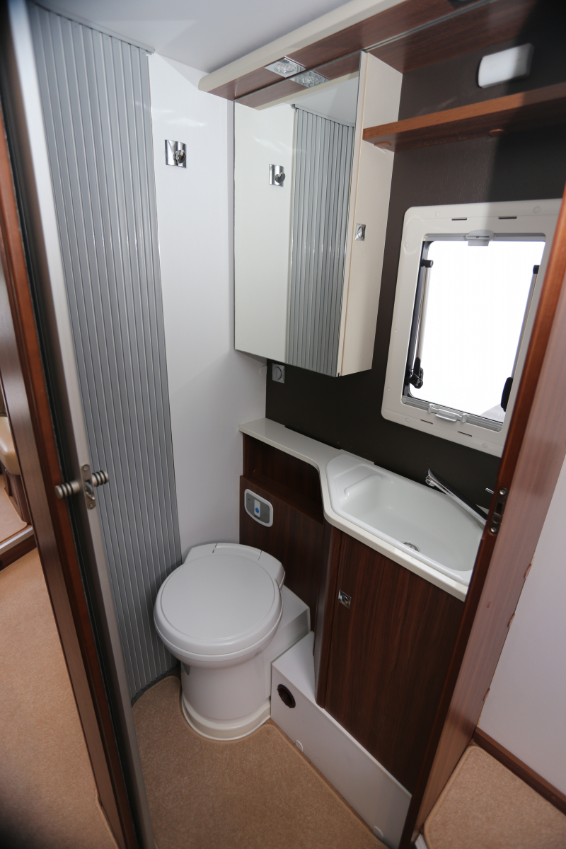 ADRIA MATRIX PLUS 670 SC  低走行中古車　コーティング済の画像