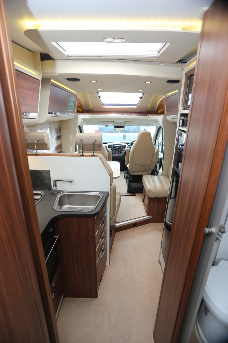 ADRIA MATRIX PLUS 670 SC  低走行中古車　コーティング済の画像