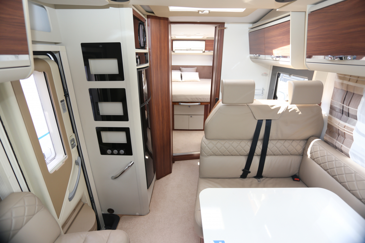 ADRIA MATRIX PLUS 670 SC  低走行中古車　コーティング済の画像