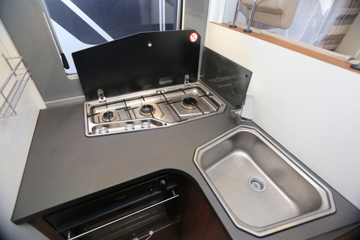 ADRIA MATRIX PLUS 670 SC  低走行中古車　コーティング済の画像