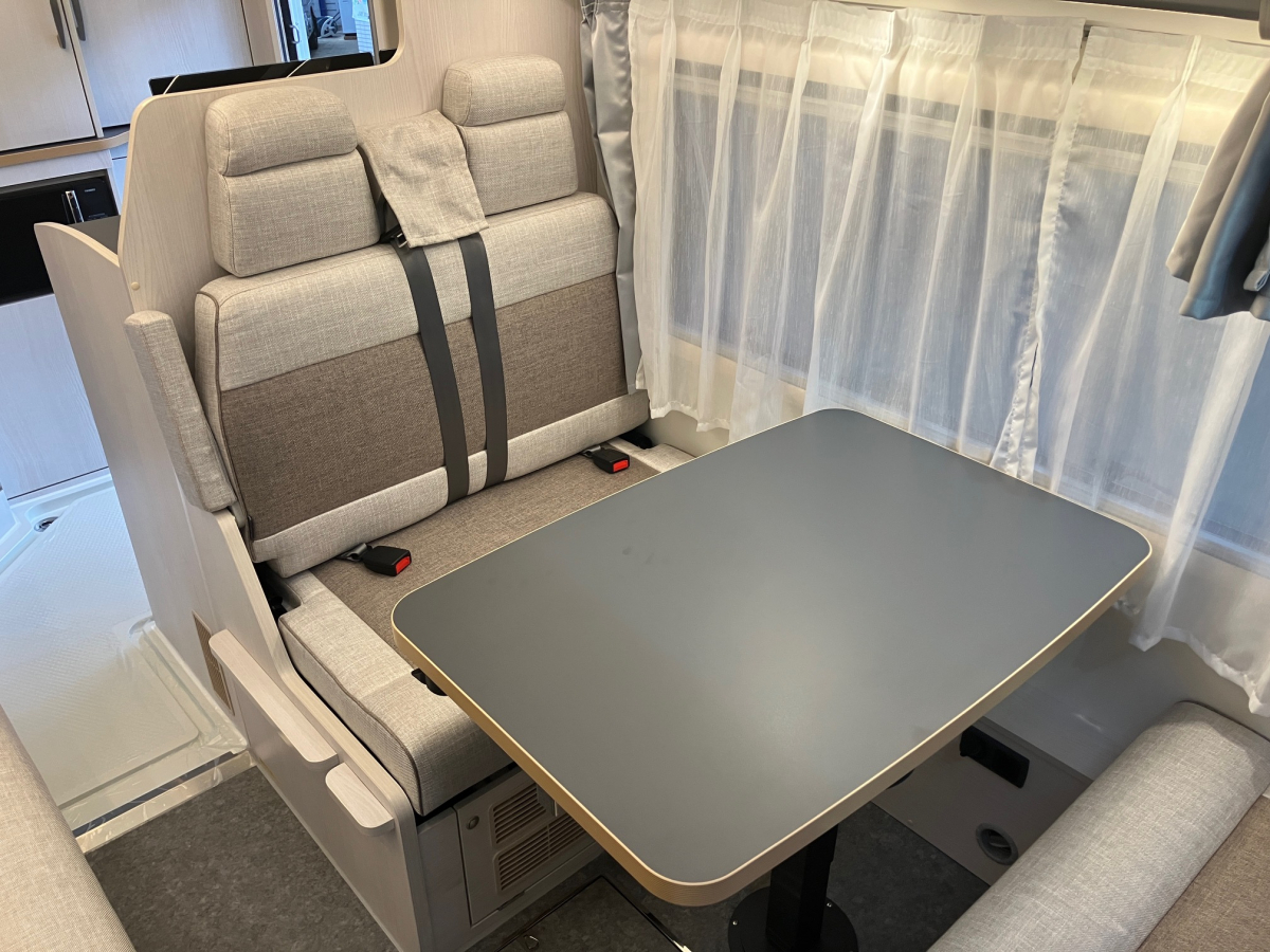 アネックス リバティ 52REi  Extra Power 2400 (TP0045) ワンランク上の空調・電源装備を標準搭載!の画像