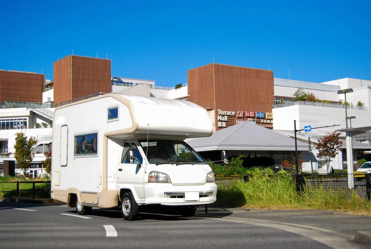 キャンピングカーの電源確保の方法とメリットデメリットについて解説
