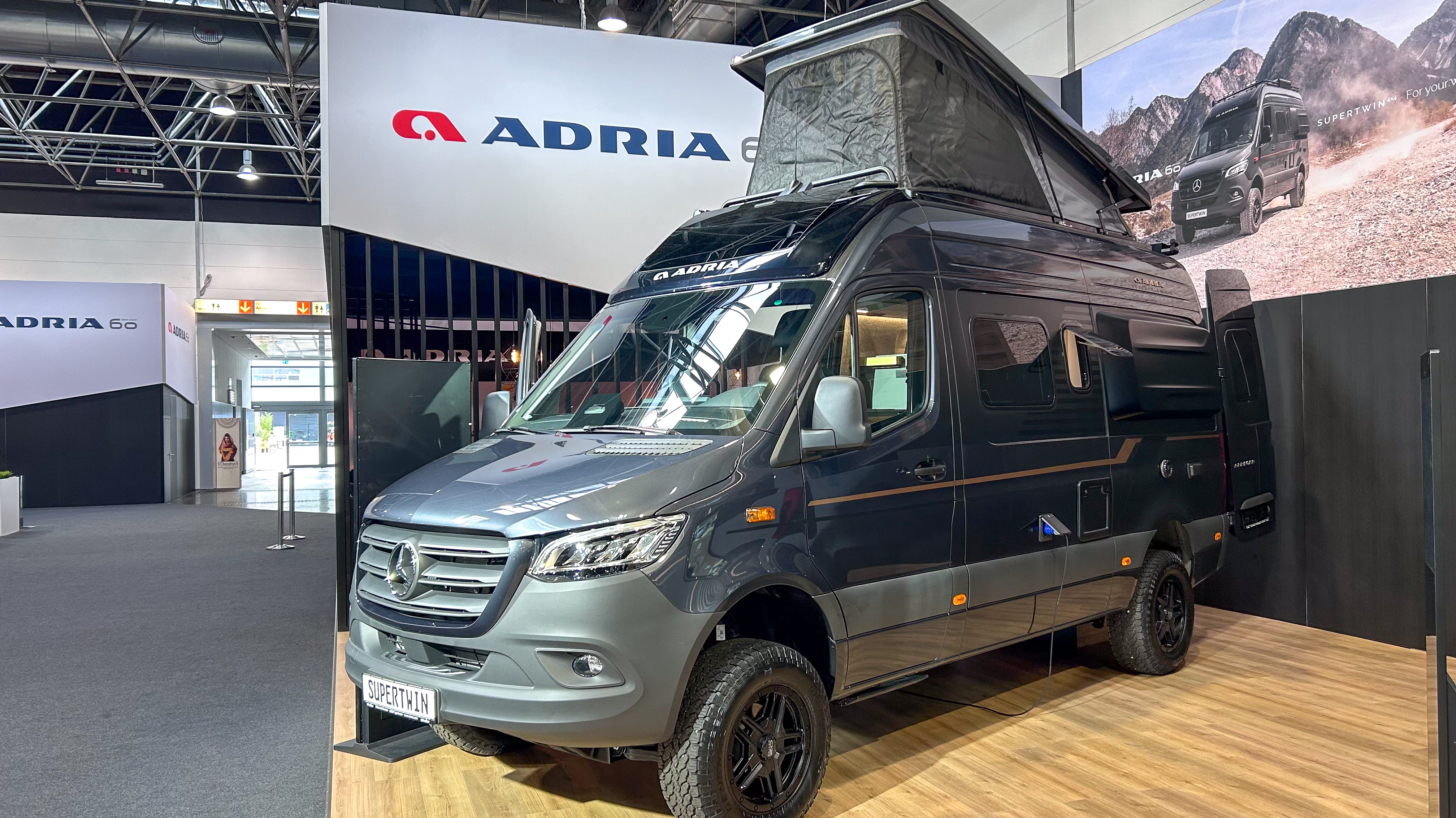 ベンツの4WDキャンピングカー「アドリアの新型スーパーツイン」を動画で紹介します！